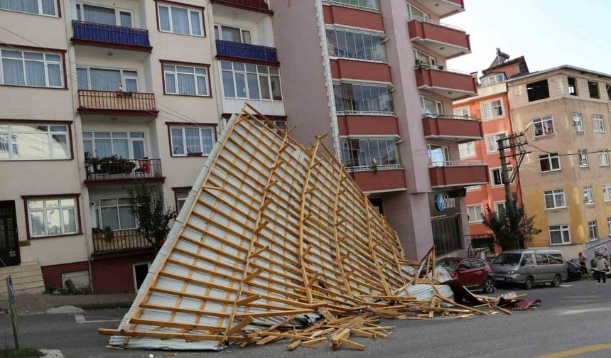Giresun’da şiddetli rüzgar nedeniyle çatılar uçtu, motosiklet sürücüsü uçan çatının altında kaldı