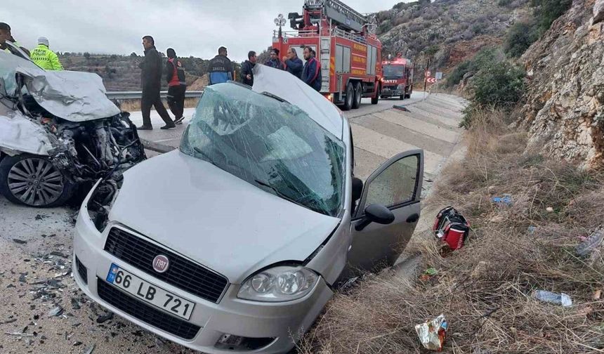 Isparta’da otomobiller çarpıştı: 1 kişi öldü, 1’i doktor 3 sağlıkçı yaralandı