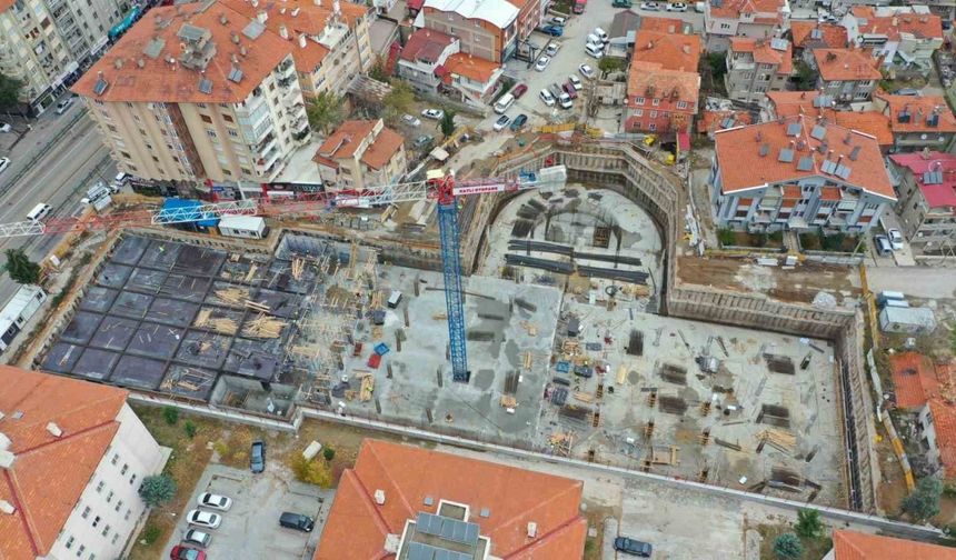 Isparta’da yeraltı 3 katlı otopark inşaatında çalışmalar sürüyor