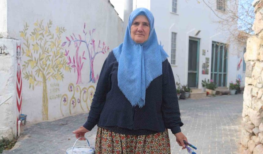 61 yaşındaki Nuran teyze resimleriyle köyünü dünyaya tanıttı, turistlerin ilgisini çekti