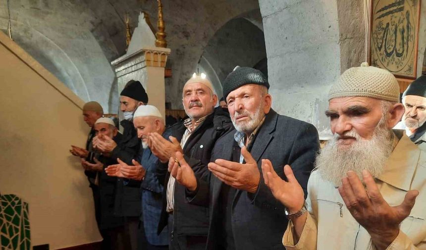 9 asırlık camide eller Filistin için semaya kalktı