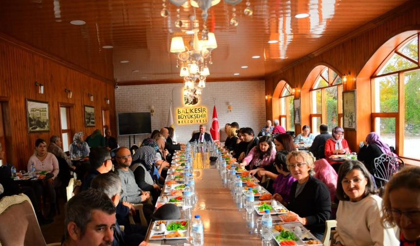AK Parti Edremit’te engellileri unutmadı