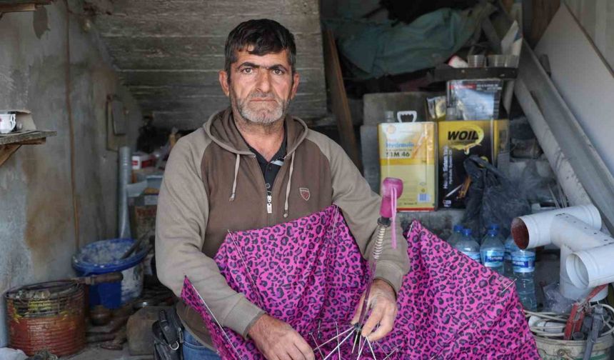 Enkaz çarşısının kalaycısı, 35 yıldır çekiç sallayarak ekmek parasını kazanıyor