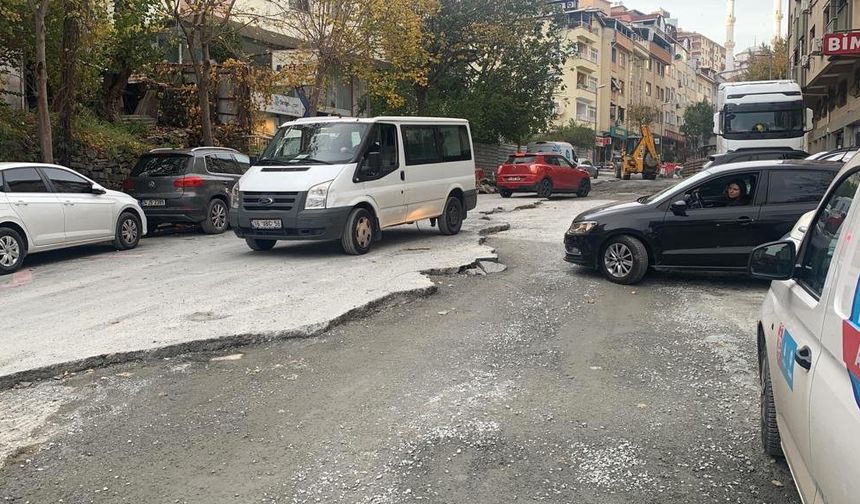 İstanbul’un göbeğinde çağ dışı görüntüler: "Yollar tarlaya döndü, iş yerlerini su ve lağım bastı"