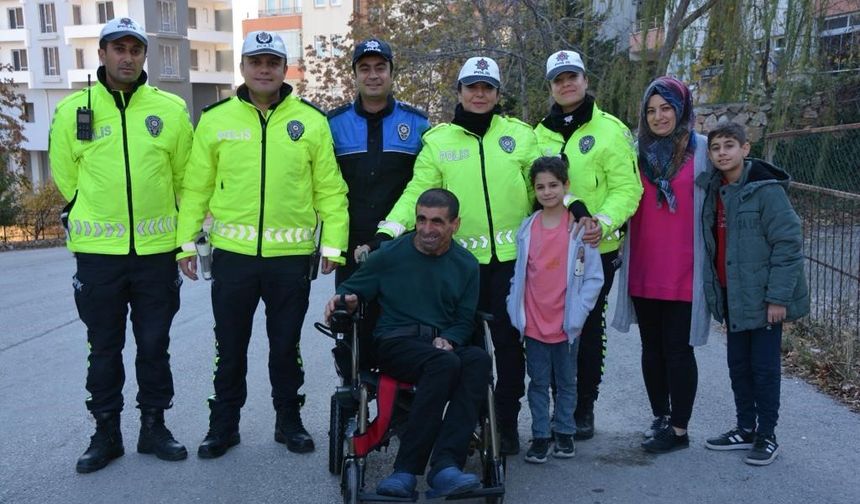 Polisin örnek davranışı üzerine hayırsever tarafından engelli şahsa akülü araç hediye edildi