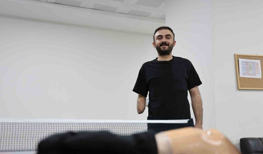 Sağ eli ve sol dizini kaybetti, yaşam sevincini kaybetmedi