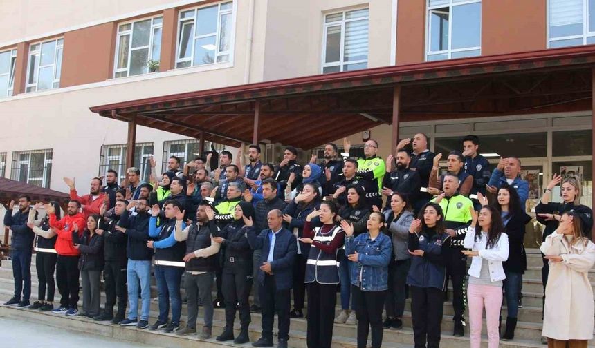 Türk polisinden işaret diliyle İstiklal Marşı
