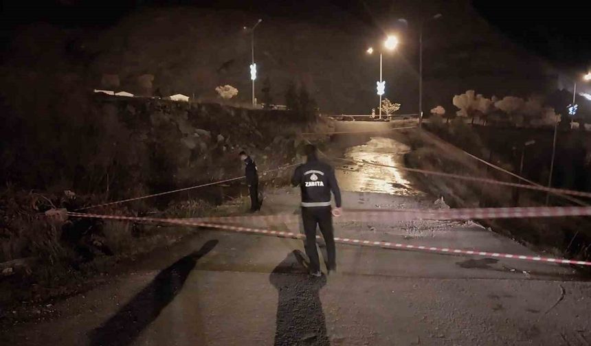 Zabıta ekipleri buzlanan yolda önlem aldı