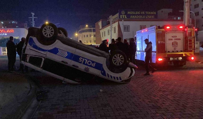 Kaza ucuz atlatıldı: Otomobilin çarptığı polis aracı ters döndü