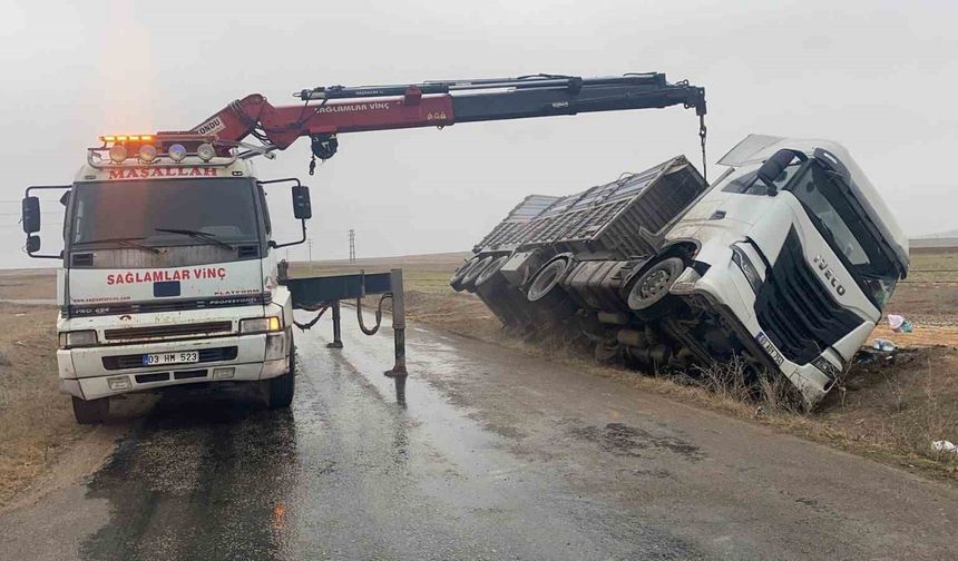 Mısır yüklü tırın devrildiği kazada büyük çapta madde hasar meydana geldi