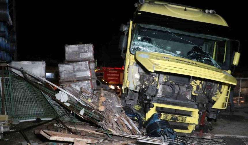 Tır iş yerine daldı, o anlar kameraya yansıdı