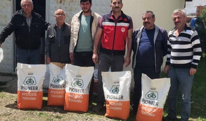 Dumlupınar’da çiftçilere yüzde 75 hibeli yağlık ay çiçeği ve fasulye tohumu dağıtıldı
