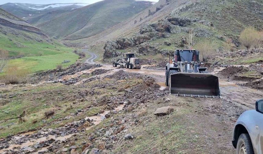 Iğdır‘da sağanak yağış sonrası kapanan köy yolları açıldı