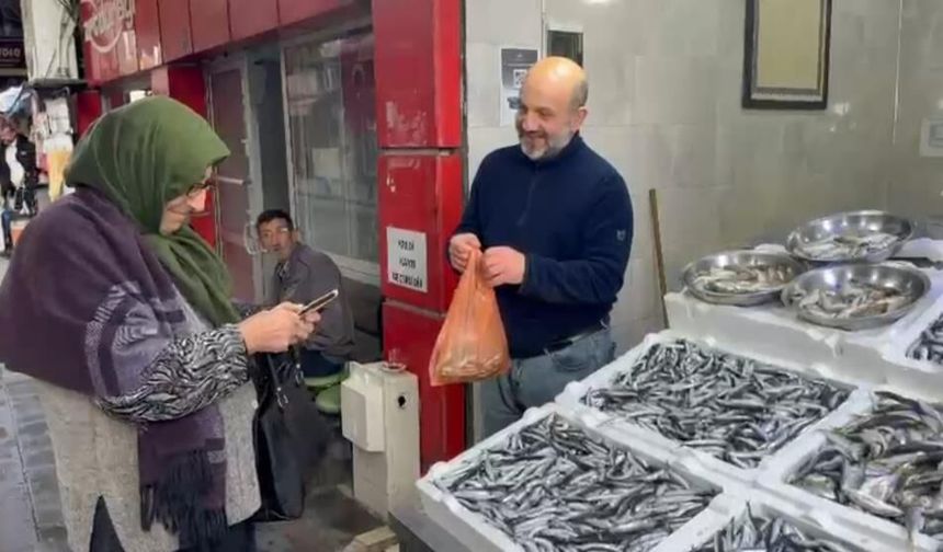 Rize’de hamsinin fiyatı sevenlerinin yüzünü güldürüyor
