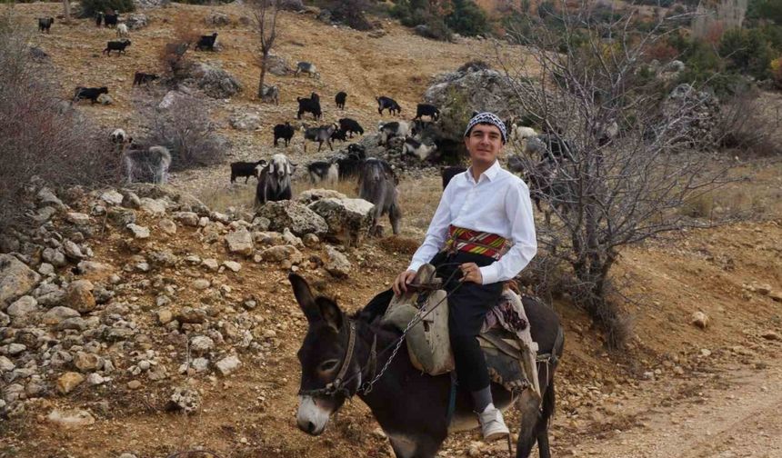 18 yaşındaki Yusuf söylediği manilerle ilgi odağı oldu