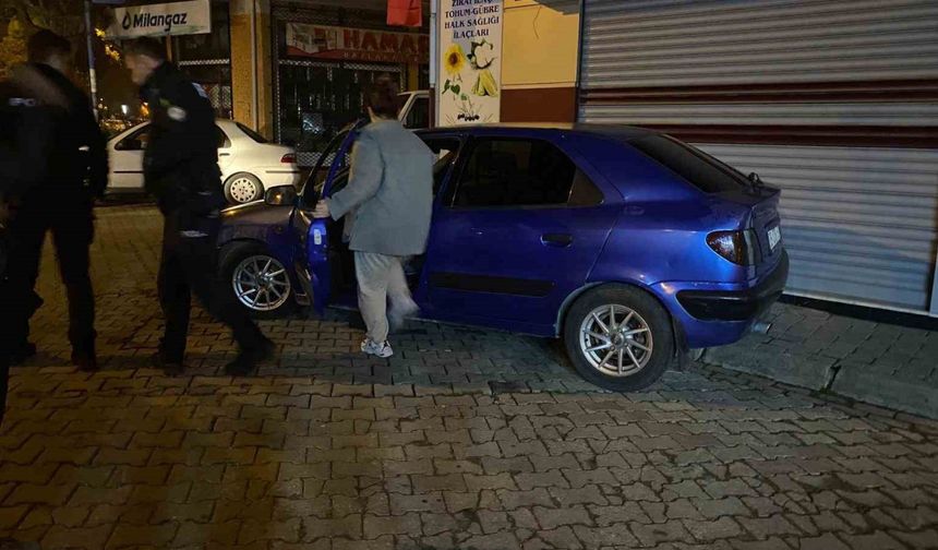 Alkolün etkisi ile araçta sızdı, vatandaşlar hayatından endişe etti