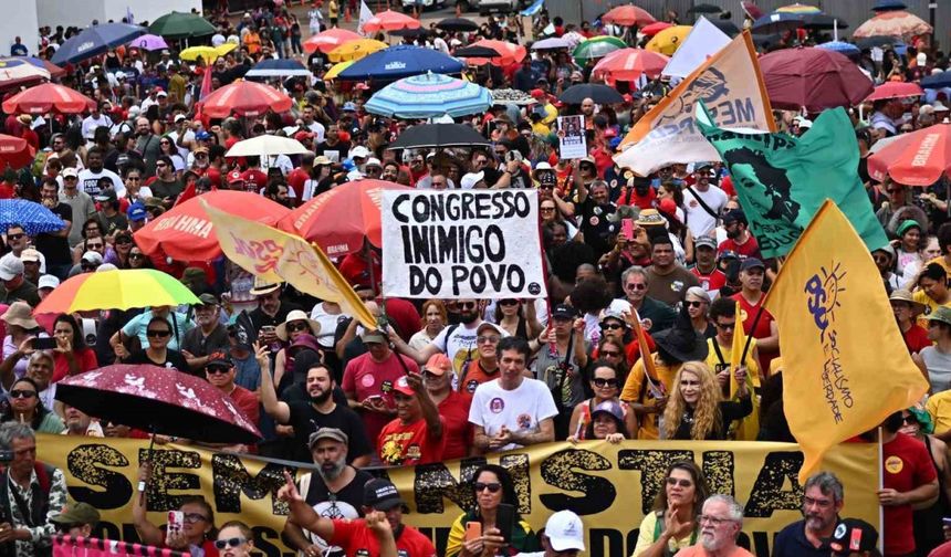 Brezilya’da binlerce kişi Bolsonaro için ceza indirimine karşı sokakta