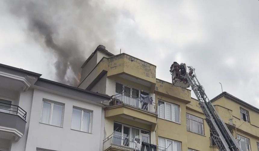 Çatı katındaki kömürlükte yangın paniği