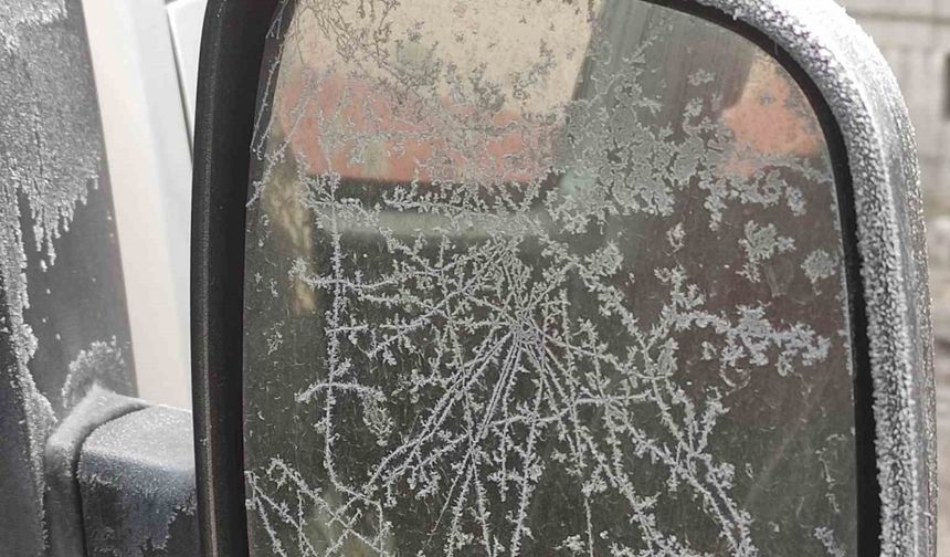 Eksi 17 dereceyi gören kentte araç camları buz tuttu