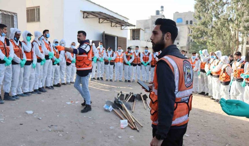 Gazze’deki Şifa Hastanesi’nin avlusuna gömülen 98 cenaze kimlik tespiti için çıkarıldı