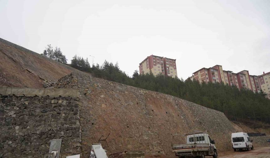 Heyelan sonrası yapılan istinat duvarlarında çatlaklar oluştu