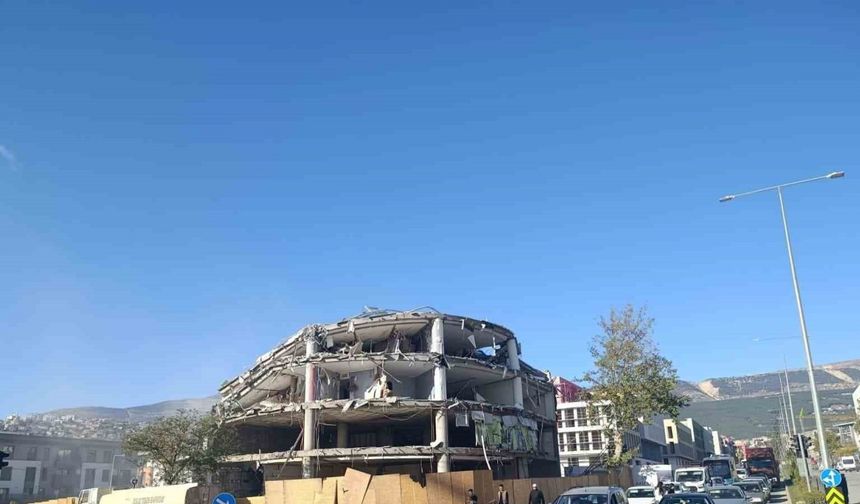 Kahramanmaraş’ta depremde hasar alan iş merkezi yıkıldı