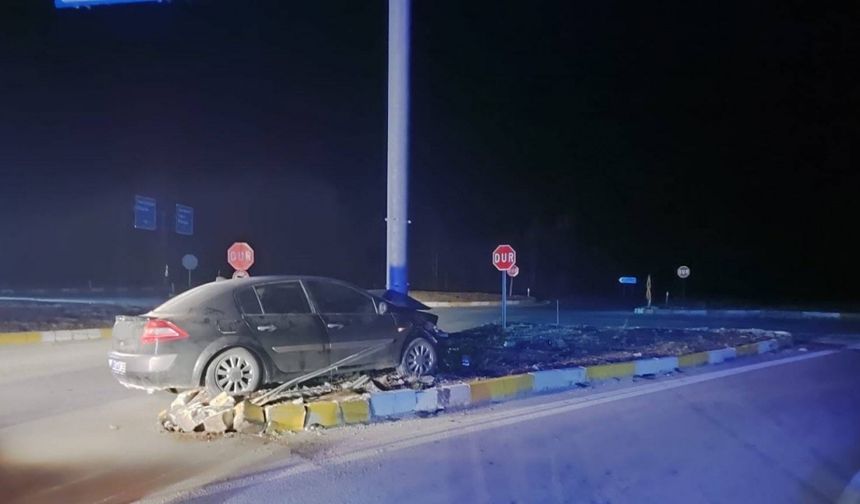 Konya’da otomobil refüje çıktı: 3 yaralı