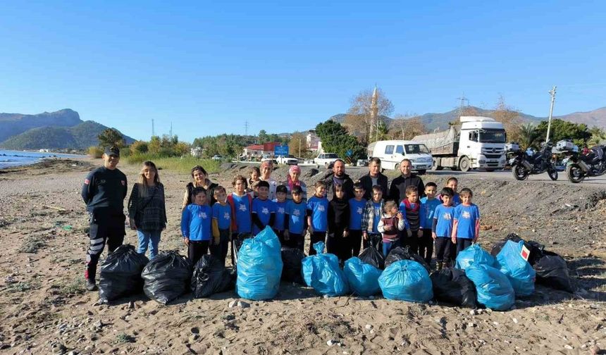 Öğrenciler sahilde temizlik yaptı