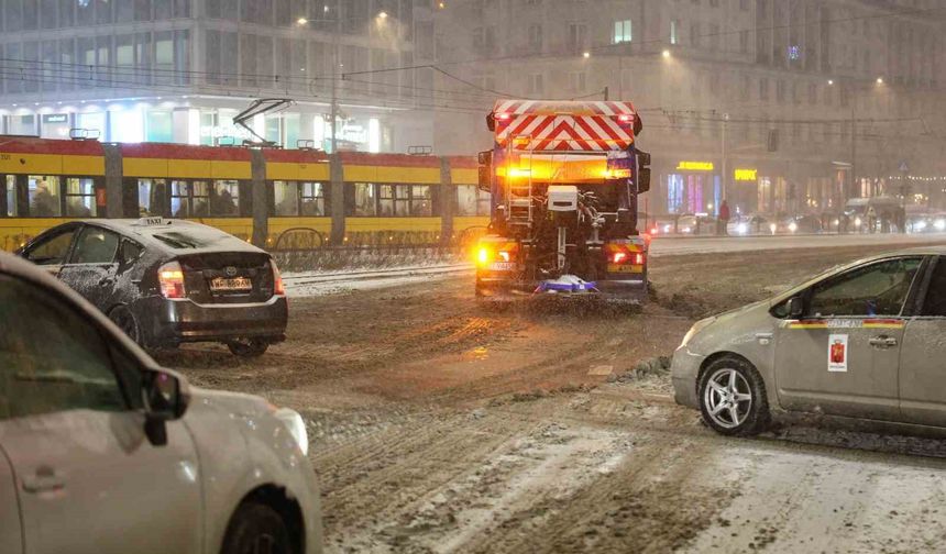 Polonya'da kar esareti: Yüzlerce araç yollarda kaldı