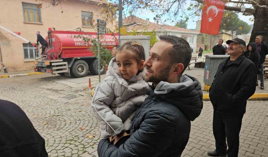 Sındırgı’da evlerinin yıkılışını hüzünlü gözlerle izlediler