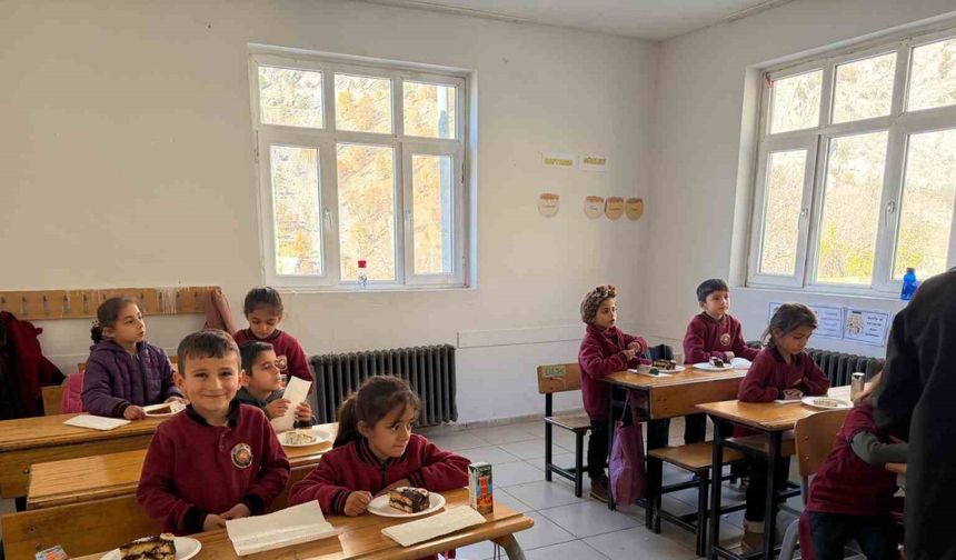 Sınırdaki öğrencilere pasta sürprizi