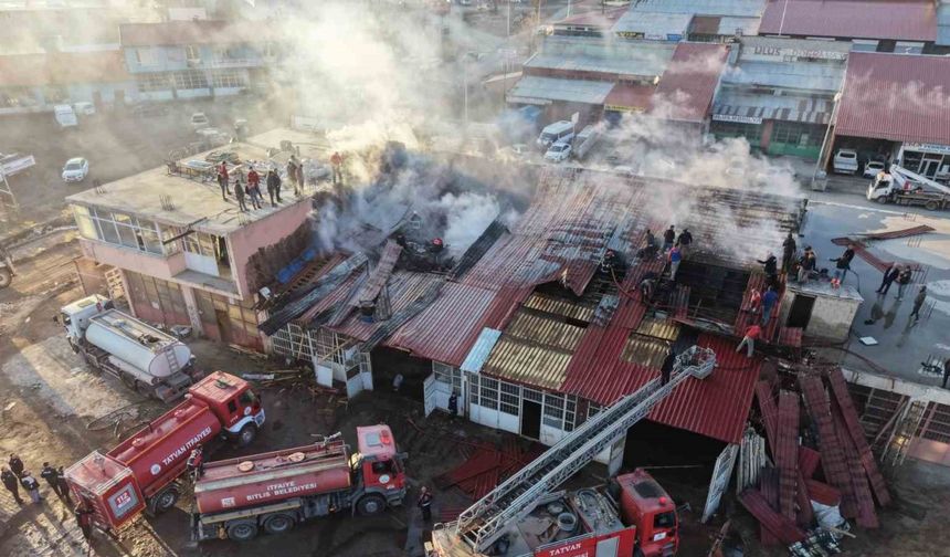 Tatvan’da kereste dükkanında yangın