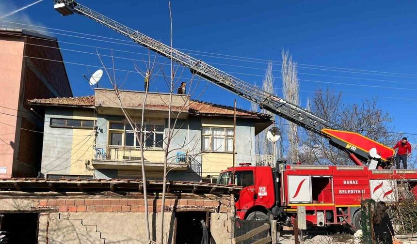 Uşak’ta evin çatısında çıkan yangın paniğe neden oldu