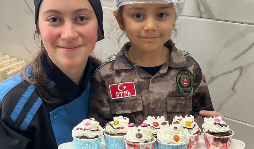 Minik eller pastaya dokundu, rengarenk pastalar çıktı