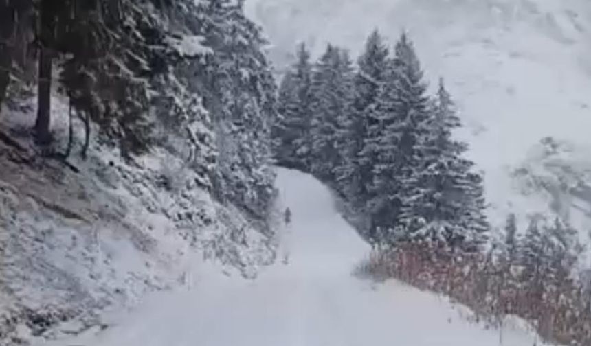 Anzer Yaylası’na kar yağdı, her yer beyaza büründü