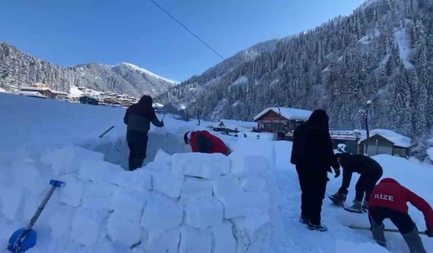 Ayder Yaylası'nda festival kapsamında yapılan iglolar ilgi çekiyor