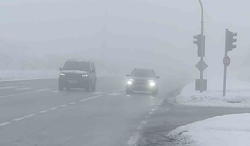 Bingöl'de yoğun sis görüş mesafesini düşürdü: Sürücüler zor anlar yaşadı