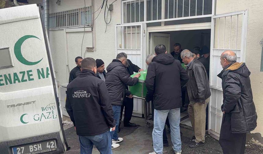 Gaziantep'te otomobil tıra arkadan çarptı: 3 kardeş hayatını kaybetti