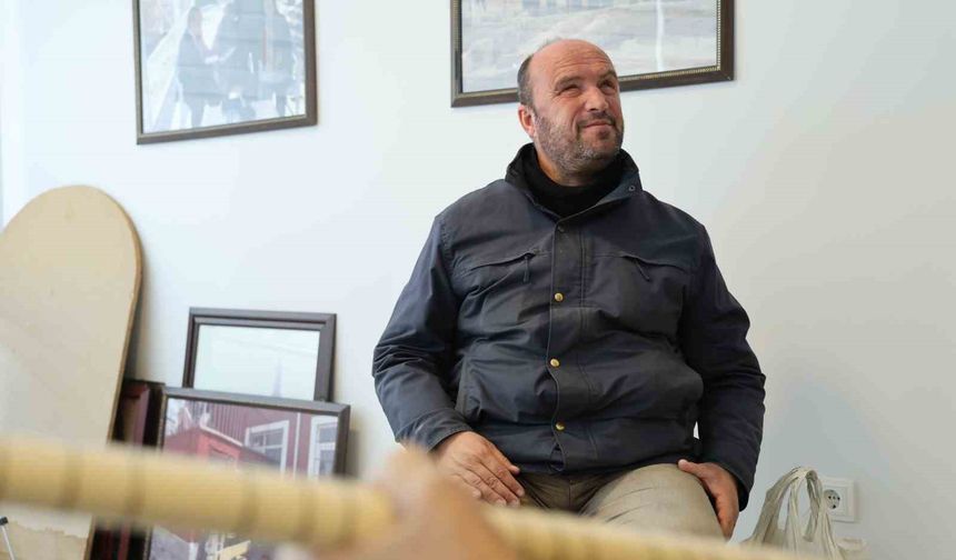 Gözleri görmüyor, hayata müzikle tutunuyor