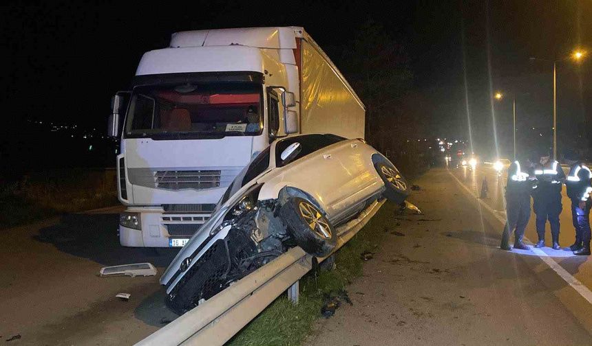 Otomobil bariyerlerde 15 metre sürüklenerek tıra çarptı: 4 yaralı