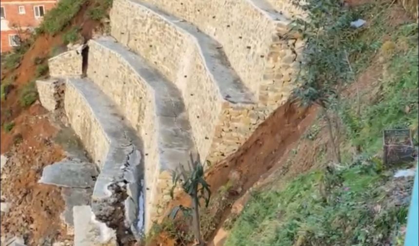 Rize'de istinat duvarı çöktü: 2 ev boşaltıldı