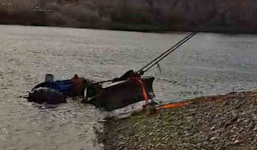 Yıkamak istediği traktör Kızılırmak'a gömüldü: İmdadına belediye ekipleri yetişti