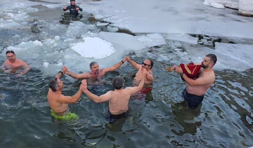 Buz tutan suda yüzerek eğlendiler