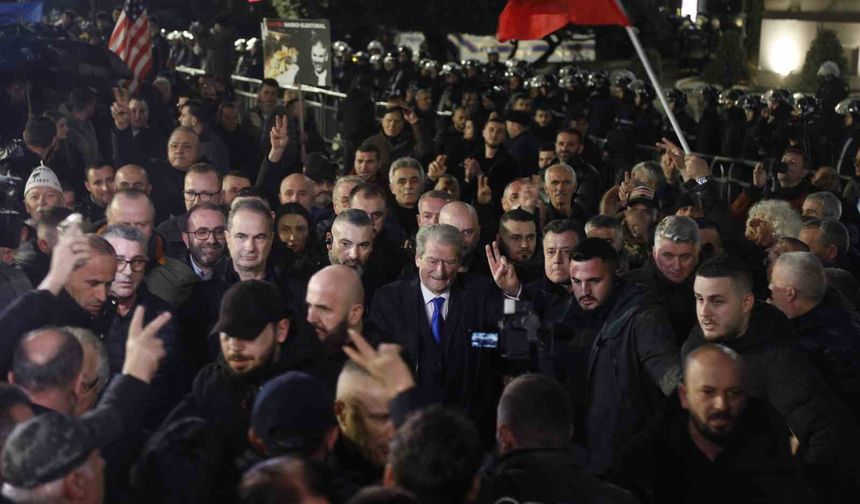 Arnavutluk'ta hükümet karşıtı protestocular ile polis arasında çatışma