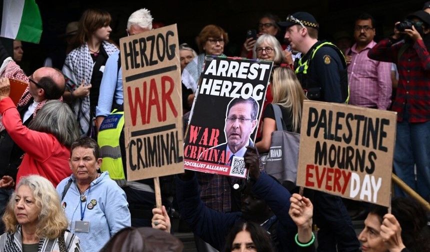 Avustralya polisinden namaz kılan Filistin yanlısı protestoculara sert müdahale