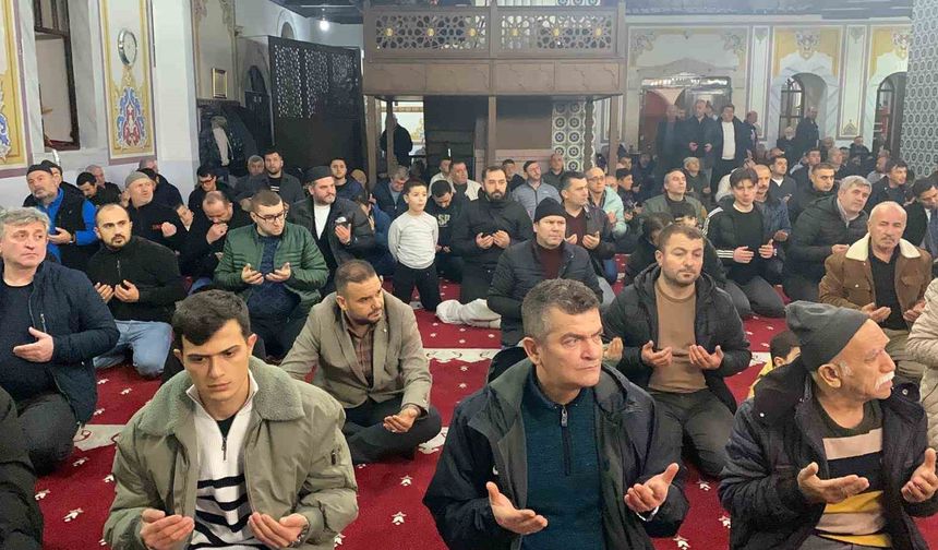 Bolu'da Berat Kandili'nde camiler doldu taştı