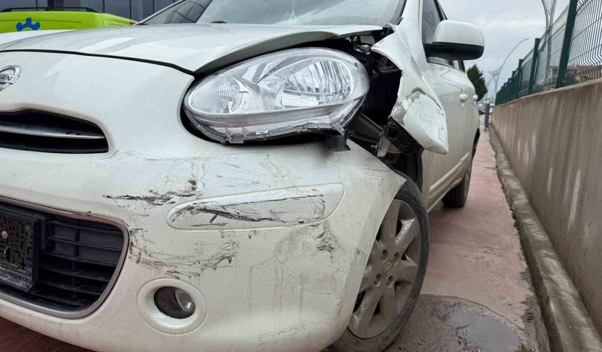 Çarptığı araca levye ile saldırdı, giderken ışıklı çiçek buketi bıraktı