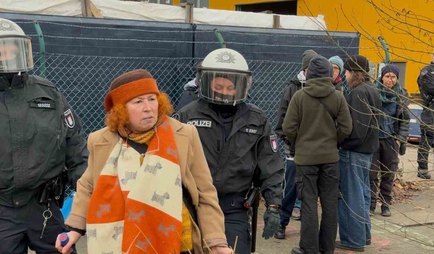 Hamburg'da ağaç kesimine karşı nöbet tutan eylemcilere polis müdahalesi