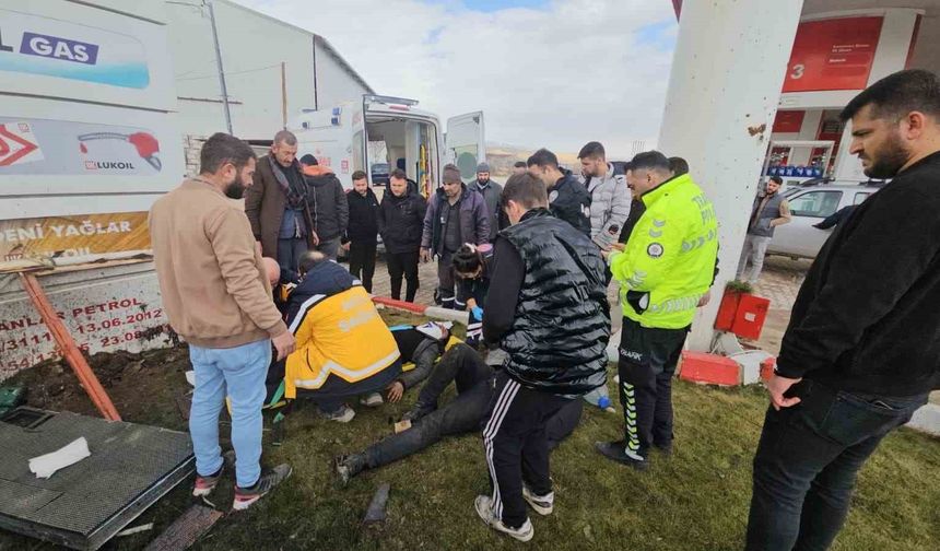 Kontrolden çıkan hafif ticari araç akaryakıt istasyonuna daldı: 2 yaralı