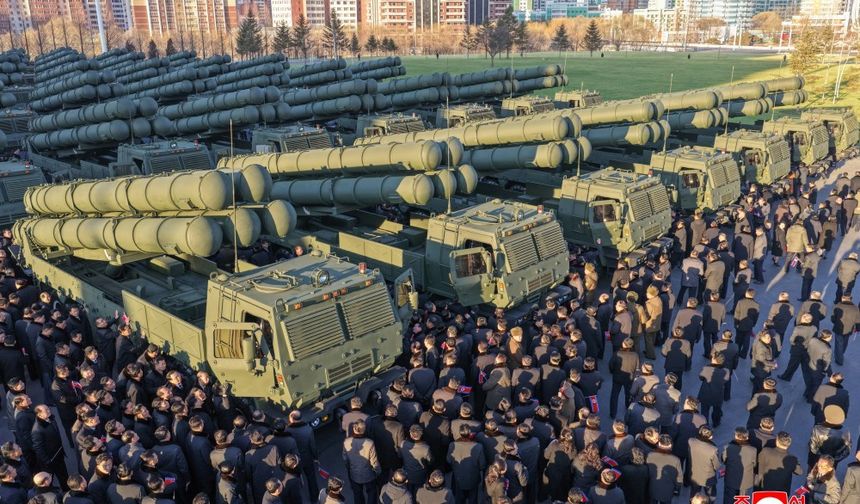 Kuzey Kore yapay zeka destekli çoklu roketatar sistemlerini tanıttı